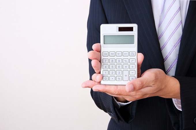 電卓を出す男性